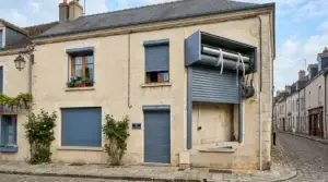 Façade de maison avec volets roulants à réparer