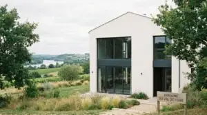 Maison moderne avec fenêtres PVC gris anthracite sur façade blanche en France