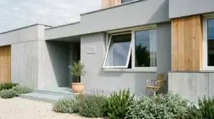 Fenêtre basculante moderne entrouverte sur une façade contemporaine